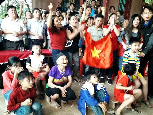 Niềm vui vỡ òa tại gia đình thủ môn Bùi Tiến Dũng sau chiến thắng lịch sử của Việt Nam