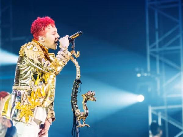 Ở K-Pop, micro không chỉ dùng để hát mà còn là nơi idol bộc lộ cá tính