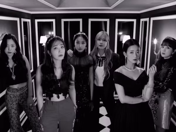 Bất chấp nghi án phẫu thuật thẩm mỹ, Apink "tái xuất" trưởng thành và quyến rũ