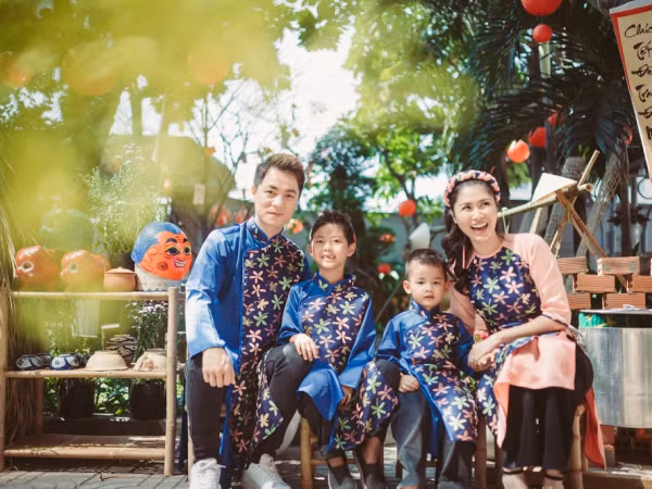 Đầu năm gia đình Đăng Khôi - Thủy Anh rủ nhau diện áo dài tone sur tone đón Tết