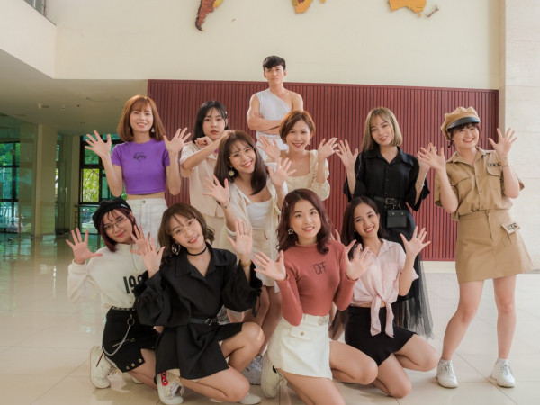 MC Quyền Linh đỡ đầu nhóm nhạc nữ 10 thành viên O2O Girl Band