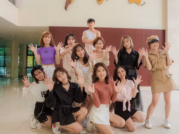 MC Quyền Linh đỡ đầu nhóm nhạc nữ 10 thành viên O2O Girl Band