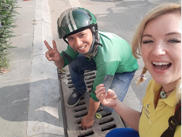 Hành động đẹp của hai tài xế Grab giúp khách Tây gây bão mạng xã hội