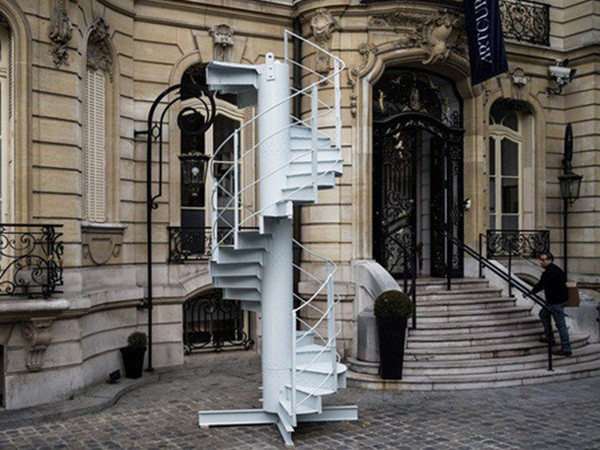 Đại gia bí ẩn chi 4,4 tỷ mua... một đoạn cầu thang cũ