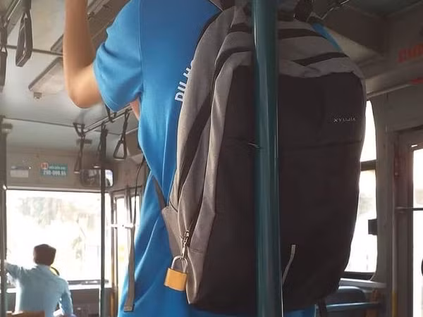 Khi bạn đi xe bus nhưng không yên tâm về sự an toàn của balo, hãy học hỏi nam sinh này!