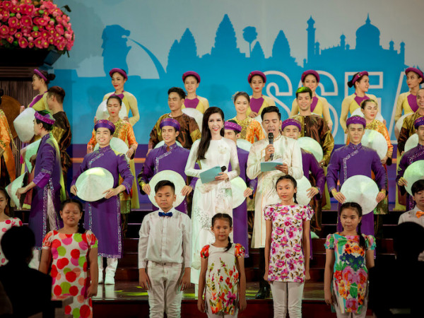 Hàng trăm đại biểu quốc tế của "SSEAYP 2018" giao lưu văn hóa tại TP. Hồ Chí Minh