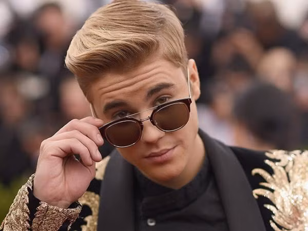 Thực hư chuyện Justin Bieber "không kịp chạy vào nhà vệ sinh"