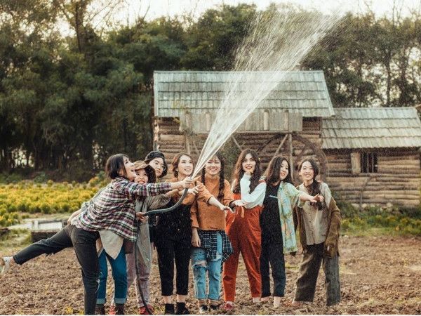 Cả thời thanh xuân tươi đẹp bỗng chốc bé lại bằng bộ ảnh kỷ yếu