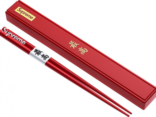 Mặc quần áo Supreme chưa đủ, phải ăn cơm bằng đũa bát thìa Supreme mới đúng điệu