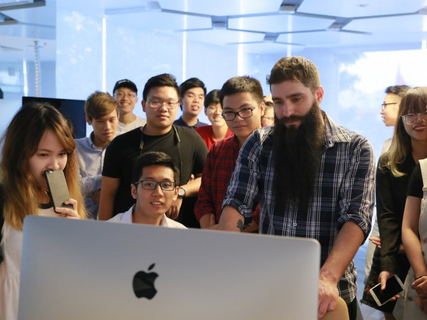 Đạo diễn phim "Kong: Skull Island" truyền cảm hứng làm phim cho các bạn học sinh, sinh viên Việt Nam