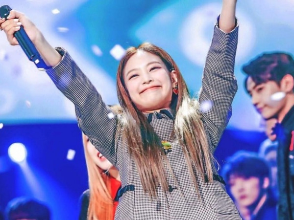 "Lén lút" nhận quà từ fan, Jennie (Black Pink) khiến dân tình "trụy tim" vì quá dễ thương