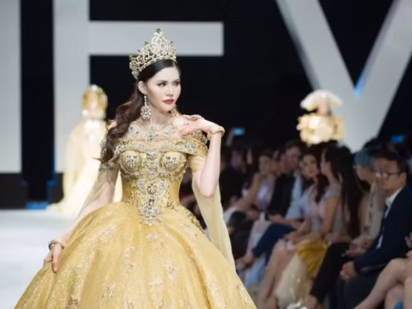 Gặp sự cố đứt giày, Á hậu Kim Nguyên bước chân không diễn tại VIFW