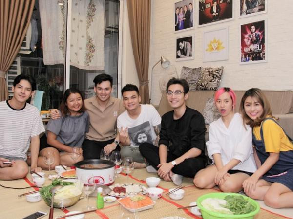 Khắc Việt vào bếp, ủng hộ tinh thần đội thi của em trai Khắc Hưng