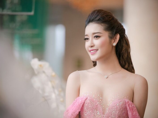 Chăm chỉ được như Huyền My, da xấu mấy cũng sạch bách mụn ẩn