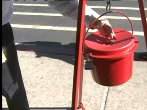 Những món đồ bất ngờ trong thùng quyên góp từ thiện: nhẫn kim cương và vòng vàng!