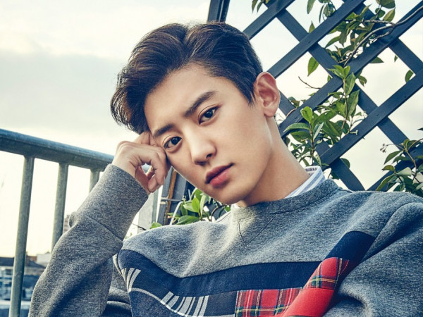 Bị xô đẩy đến rách cả dép, Chanyeol (EXO) phải viết tâm thư năn nỉ fan