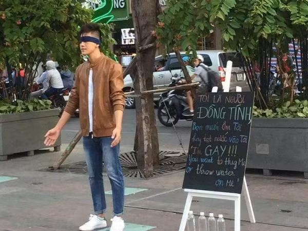 Che kín mắt để tìm cái ôm và những ý nghĩa bất ngờ đằng sau 