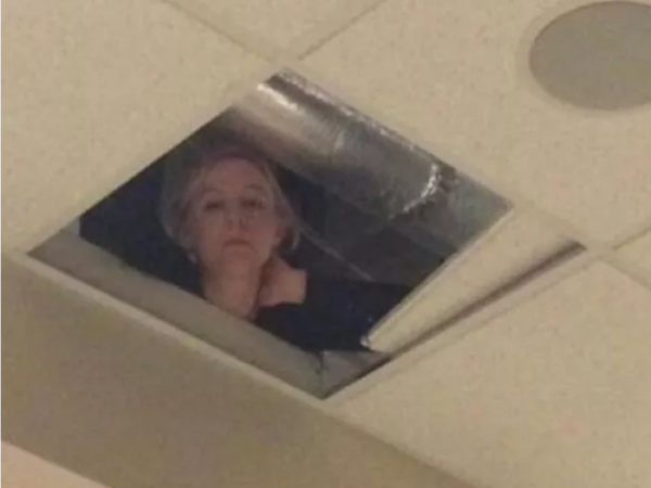 Cả lớp hớn hở khi cô giáo không có mặt giờ kiểm tra, nhìn lên trần nhà ai cũng "hết hồn"