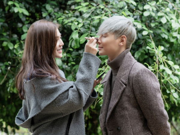 Jay Quân - Chúng Huyền Thanh "phát đường" cho fan với cử chỉ chăm sóc ngọt ngào trên phim trường