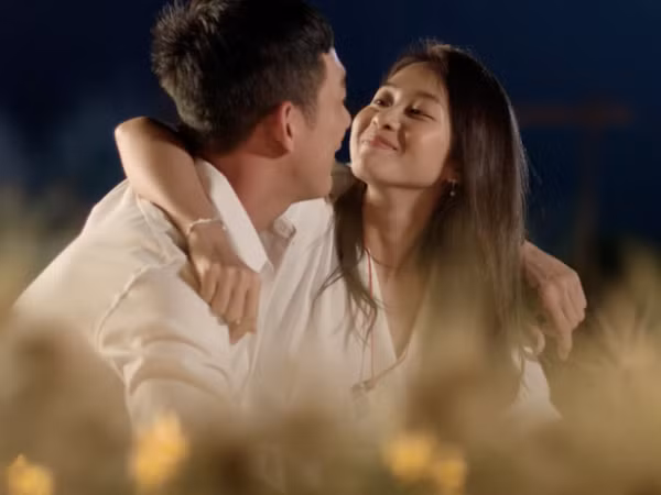 Khả Ngân đứng dưới nắng hàng giờ liền, hy sinh làn da để quay MV nhạc phim "Hậu duệ Mặt Trời"
