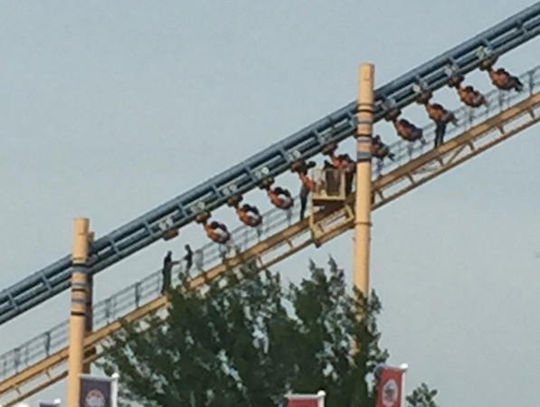 Anh: Đang đi tàu lượn, du khách gặp sự cố khi bị... treo lơ lửng giữa không trung