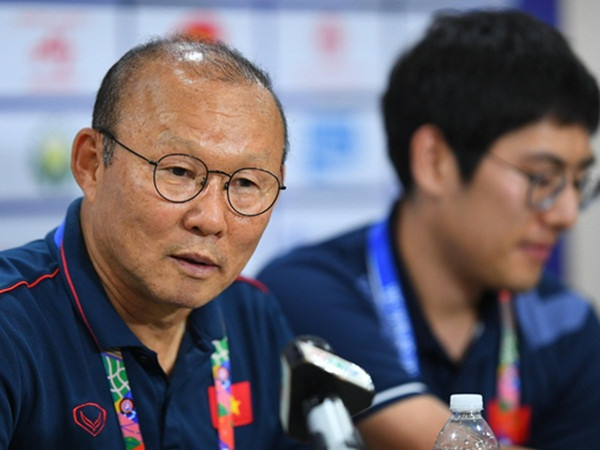 HLV Park báo tin vui về Quang Hải sau khi loại Thái Lan