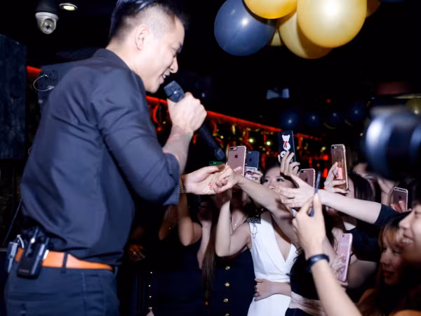 Khán giả Sài thành phấn khích, hòa giọng theo các ca khúc trong mini-show của Tuấn Hưng