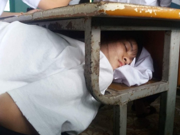 Sợ bị phát hiện khi ngủ gật trong lớp, nữ sinh nảy ra ý tưởng khiến dân mạng cười ngất