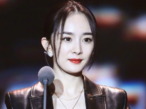 Hậu ly hôn, Dương Mịch xuất hiện đầy sang chảnh tại sự kiện “Phong vân thịnh điển”