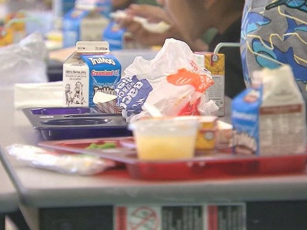 Trường học ở Mỹ muốn cắt suất ăn học sinh mắc nợ