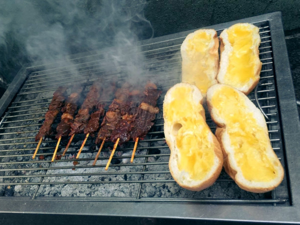 Thơm lừng, béo ngậy bánh mì bò nướng kiểu Campuchia