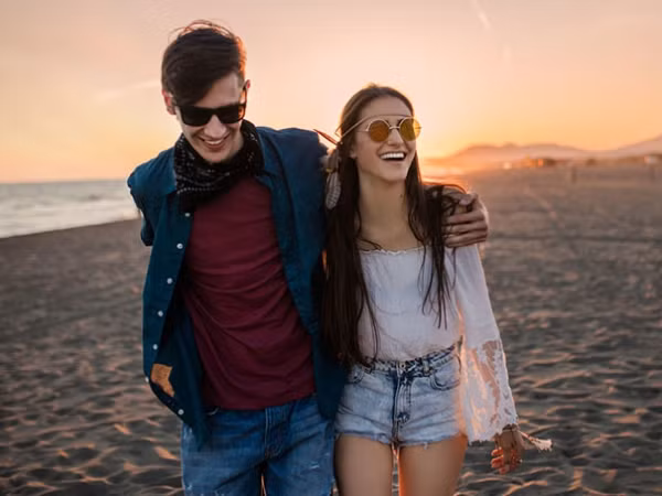 Cô gái bị người yêu phản bội được cậu bạn thân an ủi bằng lời cầu hôn bất ngờ