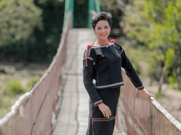 Hoa hậu H’Hen Niê nói gì khi được buôn làng làm cổng chào và con đường mang tên mình?