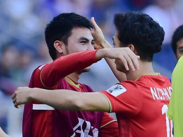 Sướng như Đức Huy, sinh nhật nhận toàn quà "độc" từ đồng đội