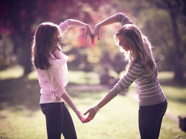 Bạn thân, nghĩa là không bỏ mặc bạn mình trong buổi hẹn đầu tiên