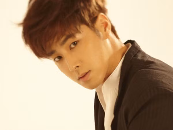 Fan hô biến tên của Yunho (TVXQ) thành... "thần chú xua mệt mỏi"