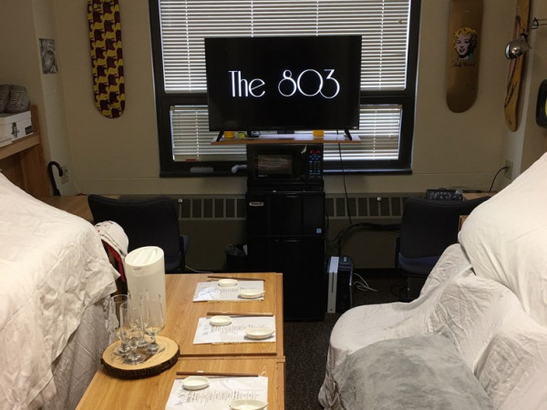 Có thể bạn chưa biết: Phòng kí túc xá cũng có thể hô biến thành nhà hàng sushi!