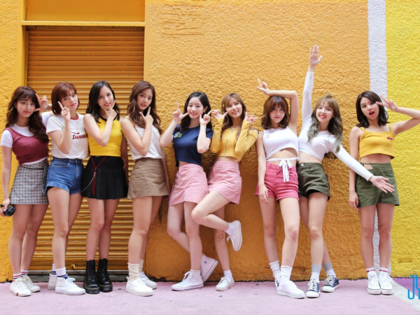 Không thể tin nổi, TWICE bán được nhiều album hơn 14 nhóm nhạc nữ của K-Pop cộng lại