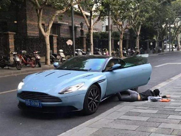 Trung Quốc: Học theo trào lưu "ngã xe khoe đồ", cô gái bị bắt lập biên bản, phạt tiền