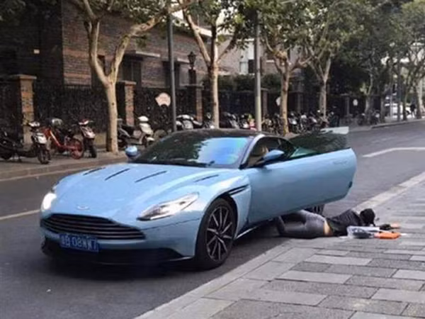 Trung Quốc: Học theo trào lưu "ngã xe khoe đồ", cô gái bị bắt lập biên bản, phạt tiền
