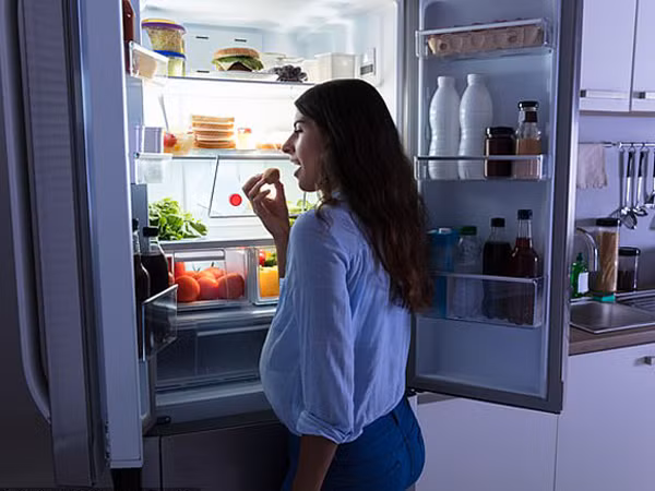 Anh: Người phụ nữ ăn “sạch” tủ lạnh trong khi ngủ mà không hề hay biết 