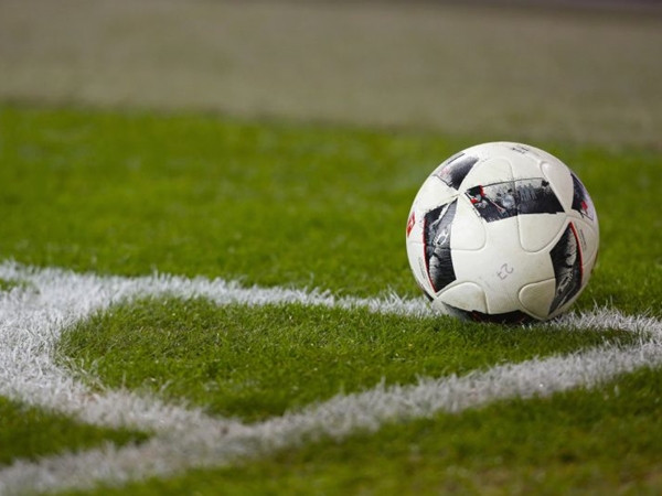 Hành động bất ngờ của trọng tài khi một đội bóng bị thua vì không đủ cầu thủ