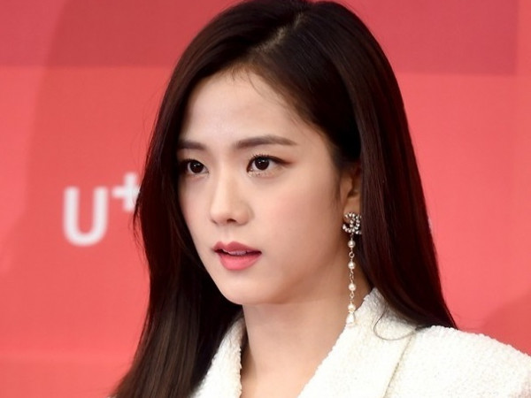 Chỉ đi xem bóng đá tại Anh thôi mà Jisoo dính ngay tin đồn hẹn hò