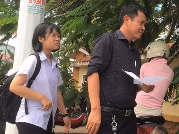 Hơn 6.000 học sinh phải thi lại: Phụ huynh nói sẽ kiện nếu thi lại điểm thấp!