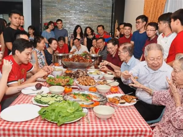 Bệnh "mù họ hàng": Cô nàng 22 tuổi "lão hóa" vì chưa lấy chồng đã lên chức bà