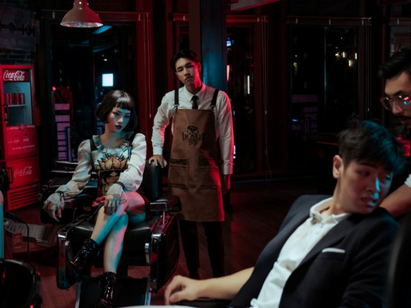 Lột xác đầy bí ẩn trong MV mới, không thể nhận ra "bà nội" Miu Lê nữ tính ngày nào