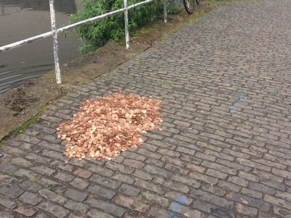 Chuyện gì sẽ xảy ra khi một đống tiền xu bỗng dưng xuất hiện giữa đường bạn đi?