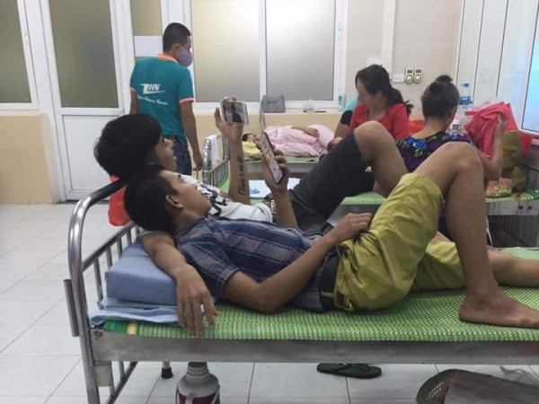 Cùng đi chăm vợ đẻ, 2 anh chồng tìm thấy "tri kỉ đời nhau" khiến dân tình cười nghiêng ngả