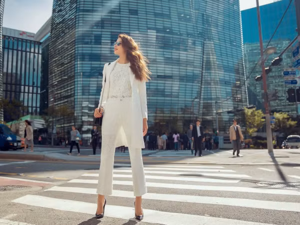 Phạm Hương tỏa sáng với phong cách thời trang thanh lịch trong cái lạnh của Seoul 