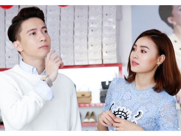 Anh chàng S.T bất ngờ quỳ gối tặng quà 20/10 sớm cho "Ngọc nữ" Lan Ngọc 